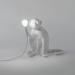 SELETTI-MONKEY-LAMP-SEDUTA-ACCESA-H32-STILLUCE-STORE-BERGAMO